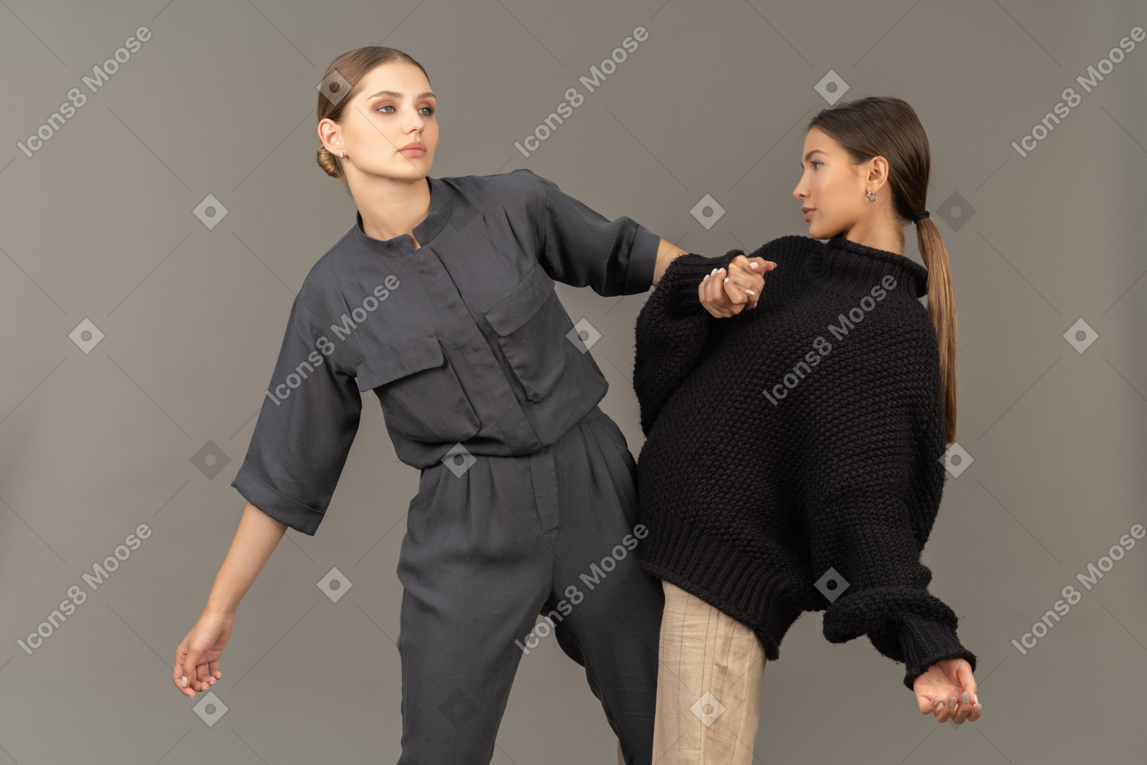 Deux femmes se tenant