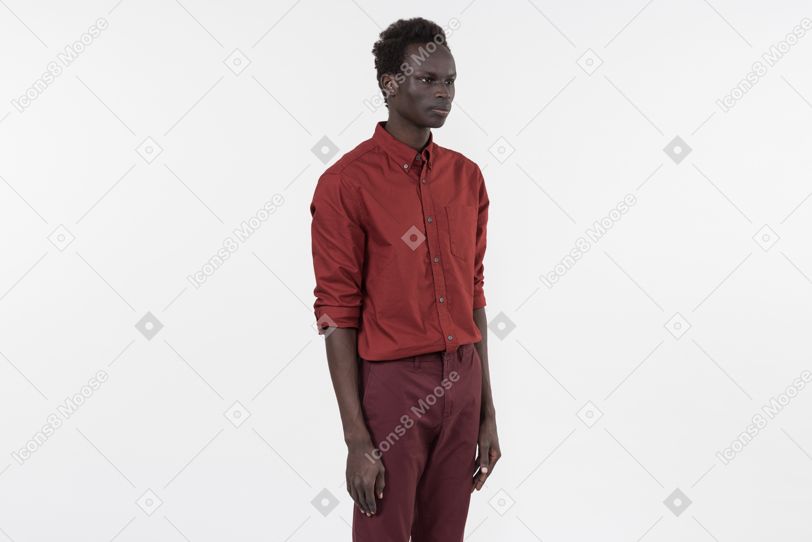 Giovane uomo di colore in piedi