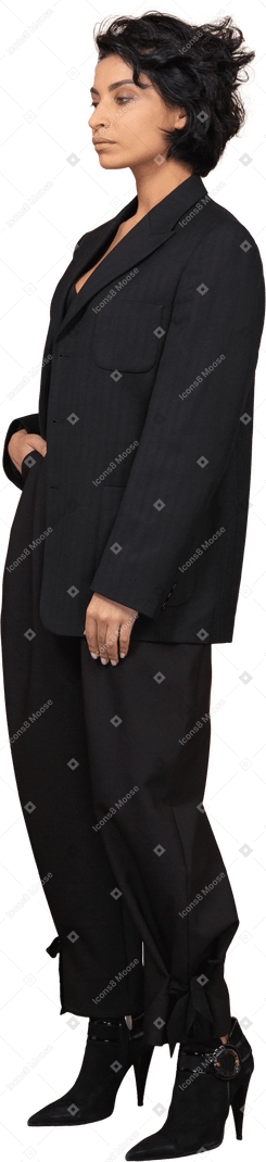 Вид в три четверти на бизнесвумен в черном костюме, печально смотрящую в сторону