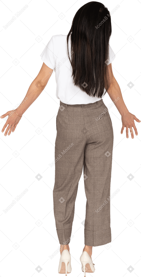 Vista traseira de uma jovem de calça e camiseta estendendo as mãos