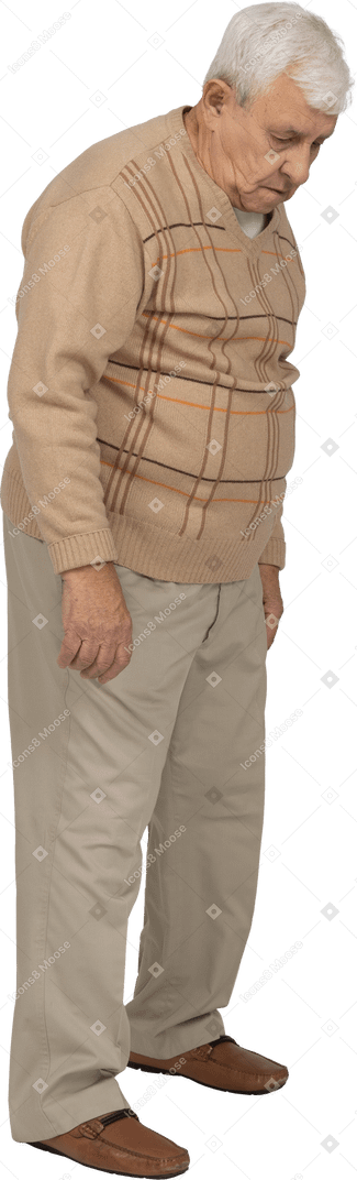 Vue latérale d'un vieil homme en vêtements décontractés regardant vers le bas
