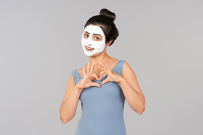 Femme avec masque blanc sur l'envoi de baisers