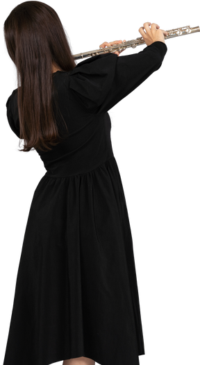 Vista negra de una señorita vestida de negro tocando la flauta