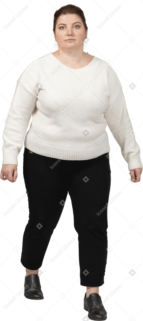 Vista frontale di una donna grassoccia in abiti casual che cammina