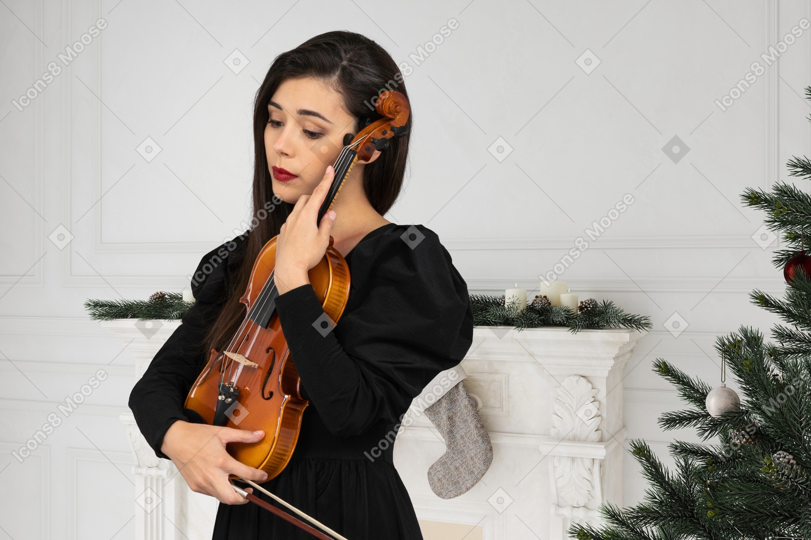 젊은 여자 크리스마스 선물로 바이올린을 얻었다