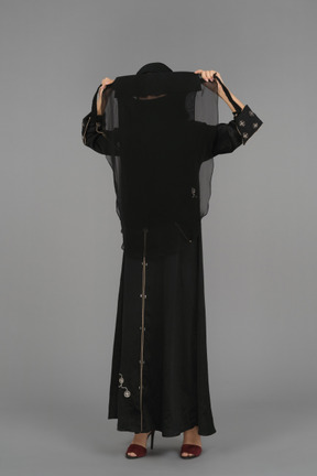 Une femme musulmane mettant un niqab