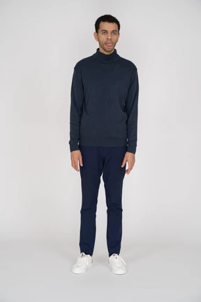 Hombre vestido de negro de pie