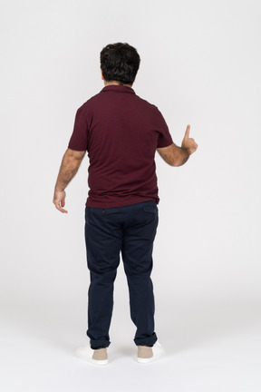 Vista traseira do homem mostrando um dedo