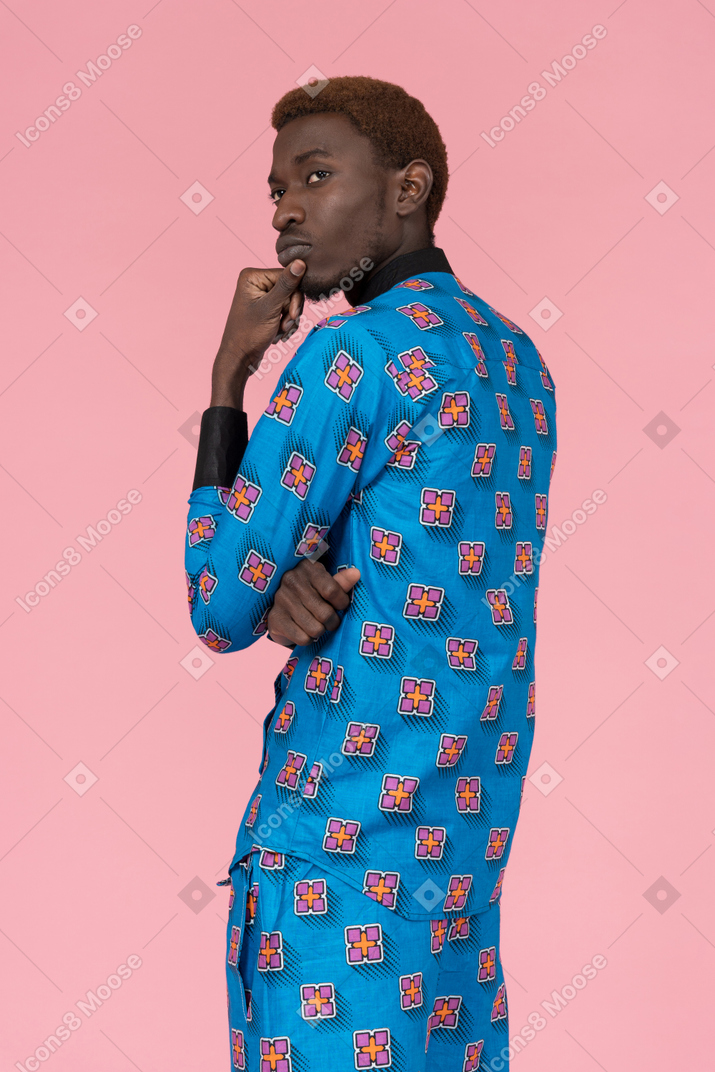 立っている青いパジャマの黒人男性
