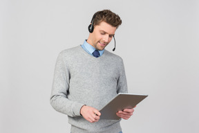 Call-center-agent auf tablet suchen