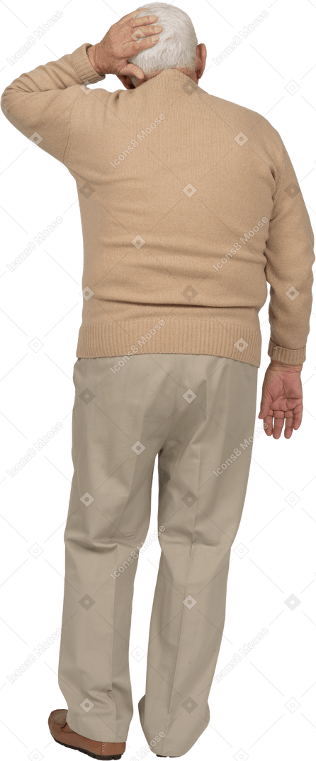 Vista traseira de um velho em roupas casuais em pé com a mão na cabeça