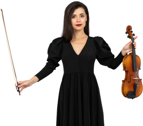 Крупный план молодой дамы в черном платье, держащей скрипку и смычок