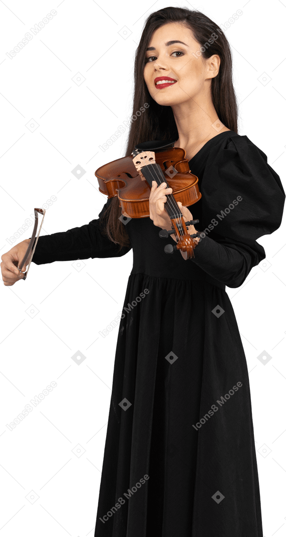 Primo piano di una giovane donna sorridente in abito nero a suonare il violino