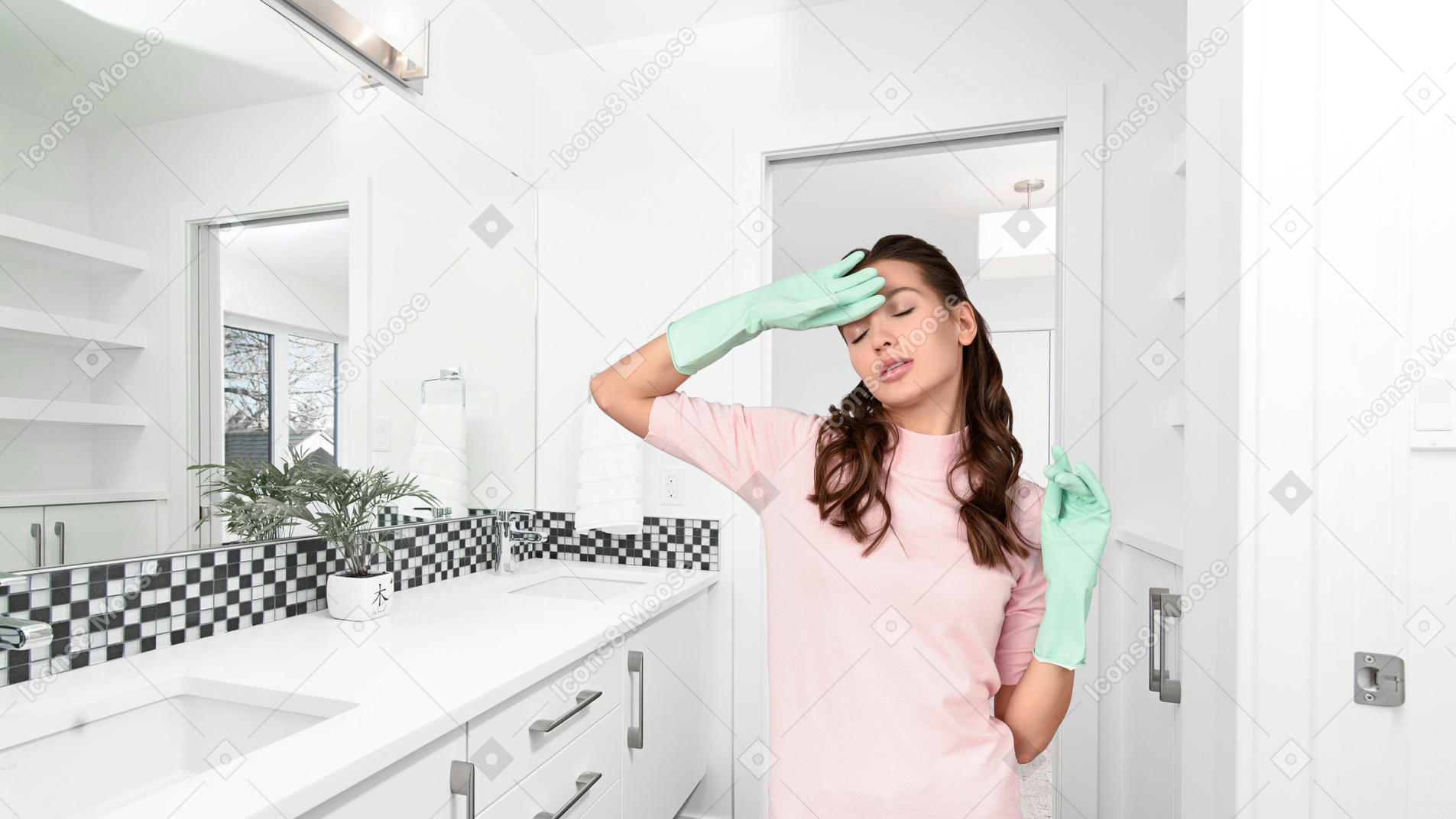 Mulher cansada de limpar o banheiro