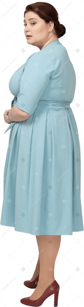 Femme en robe bleue posant de profil