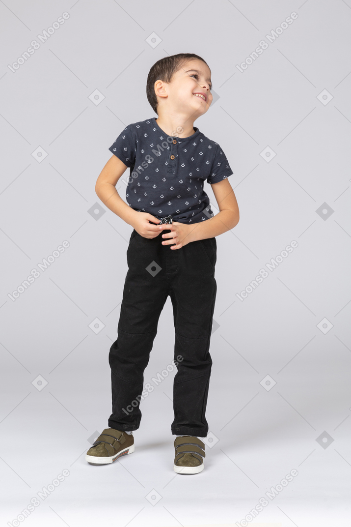 一个快乐的男孩在休闲服抬头的前视图