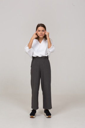 Vista frontal de uma jovem com roupas de escritório e visão ruim