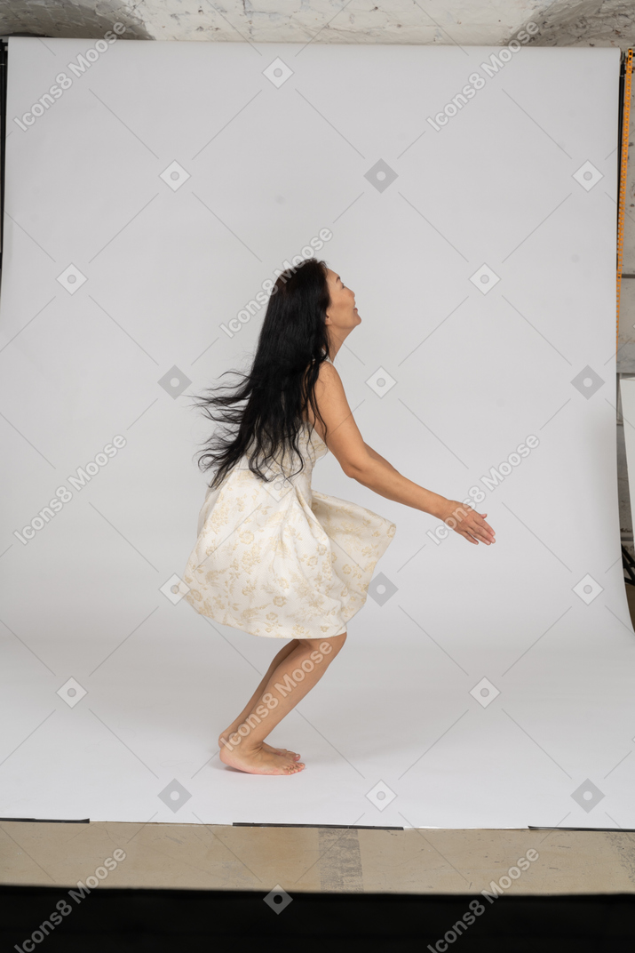 Женщина в красивом платье прыгает