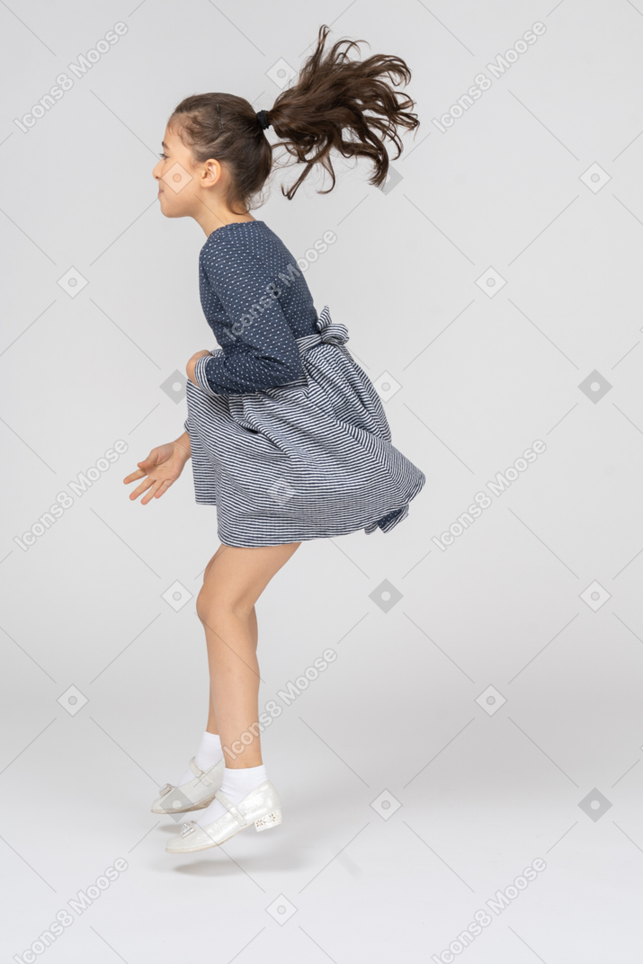 치마 자락을 잡고 점프하는 소녀의 옆모습