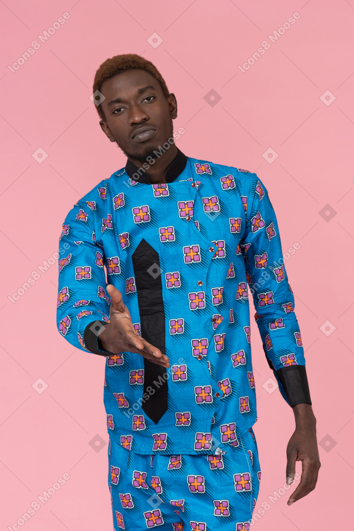 Schwarzer mann im blauen pyjama, der seine hand erreicht
