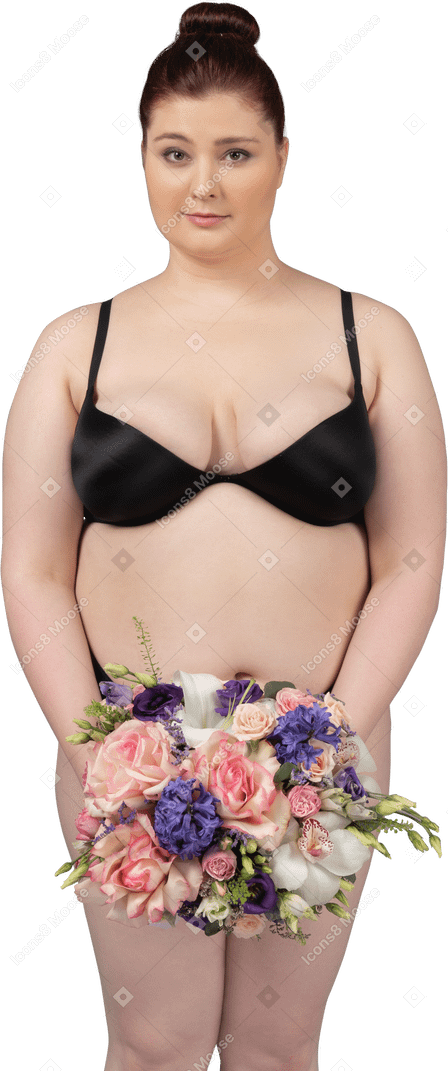 Linda mujer de talla grande posando con un ramo de flores