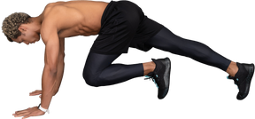 Vista lateral de un hombre afro sin camisa haciendo plancha y levantando la pierna