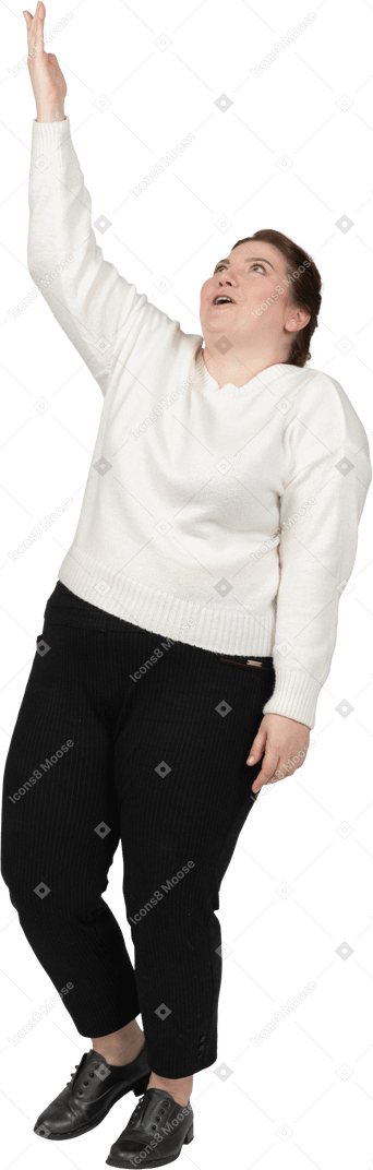 Vue de face d'une femme dodue heureuse dans des vêtements décontractés faisant des gestes
