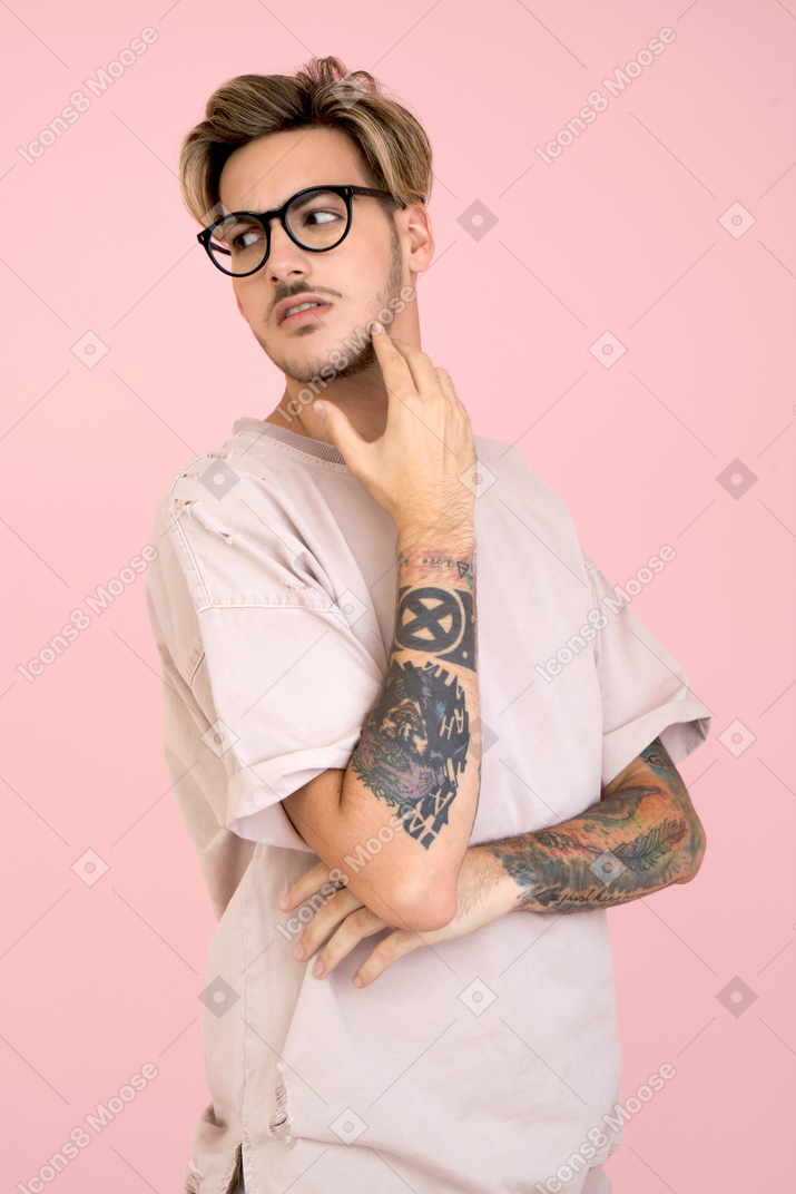 Attraktiver junger mann mit brille