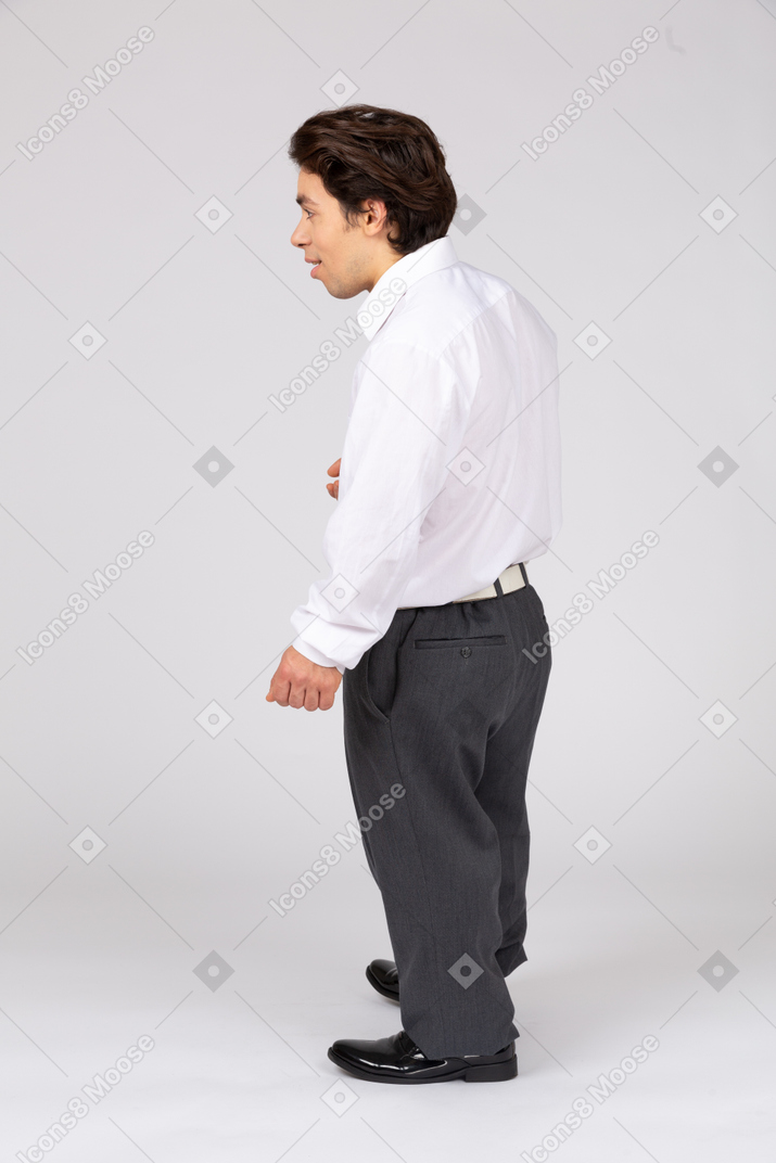 Vista lateral de um homem com roupa formal, olhando de lado