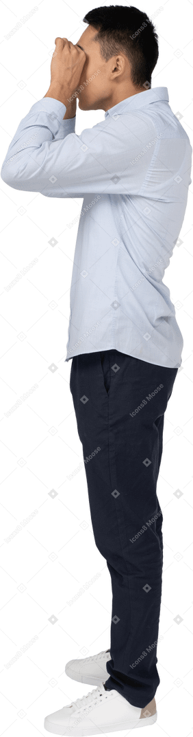 Uomo in abiti casual in piedi