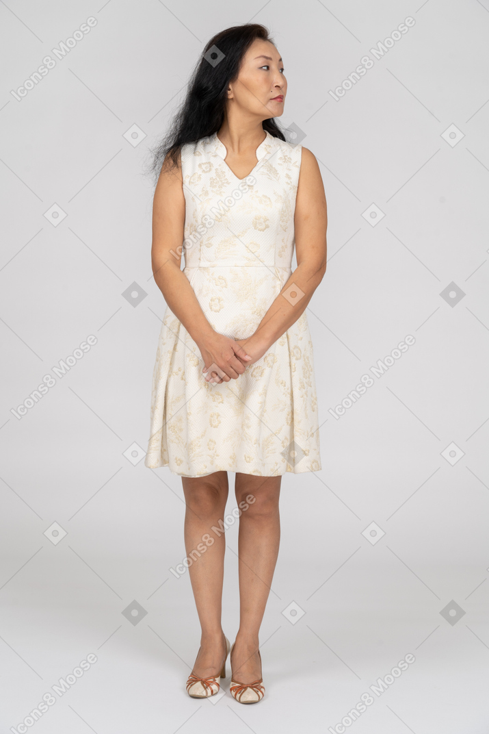 Mulher em um lindo vestido em pé