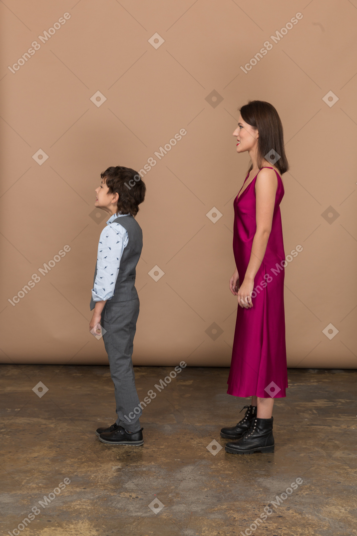 Mujer y niño de perfil