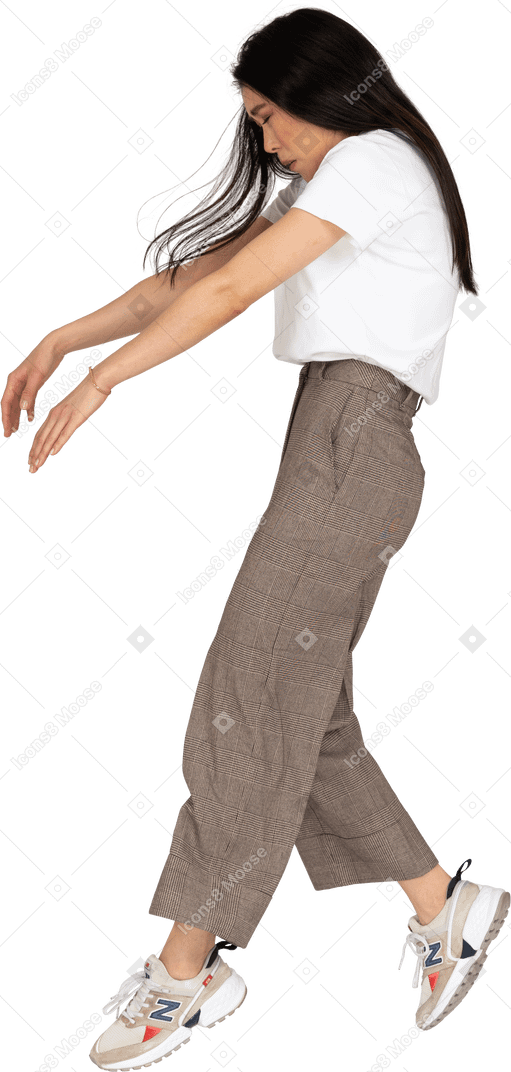 一位年轻的女士，在马裤和t恤伸出手中的侧视图