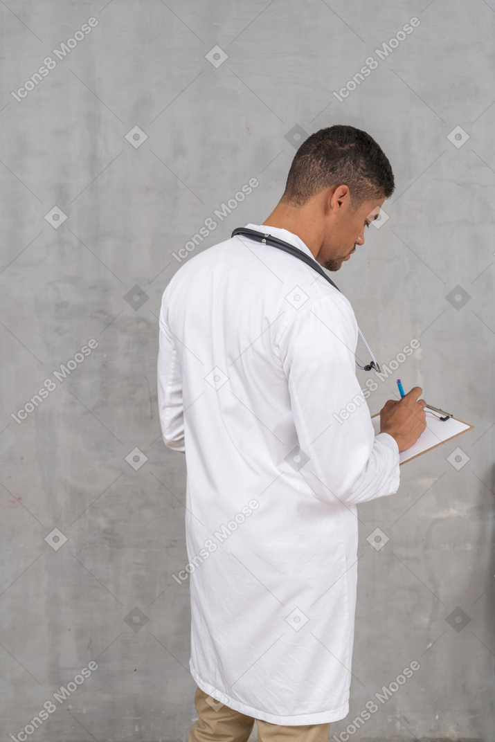 Médico escribiendo una receta