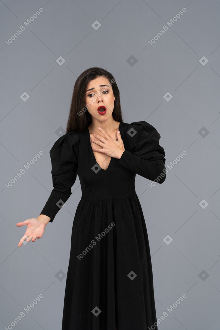 黑色礼服的歌剧女歌手的前视图