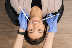 Молодая женщина собирается сделать стоматологическую операцию