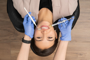 Mujer joven va a tener una cirugía dental