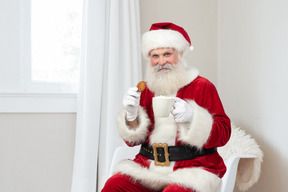 Weihnachtsmann in einer kaffeepause