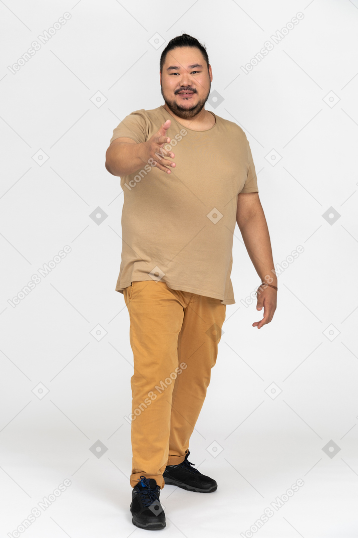Sonriente hombre asiático ofreciendo su mano para un apretón de manos