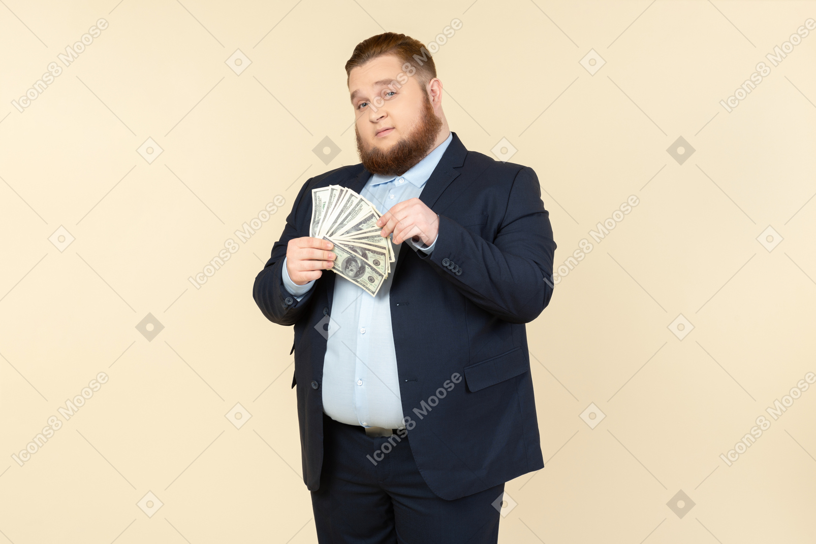 Un hombre de talla grande con un traje negro con billetes de un dólar en sus manos