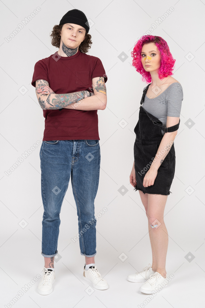 じっと立っているカジュアルな服を着たカップルの肖像画