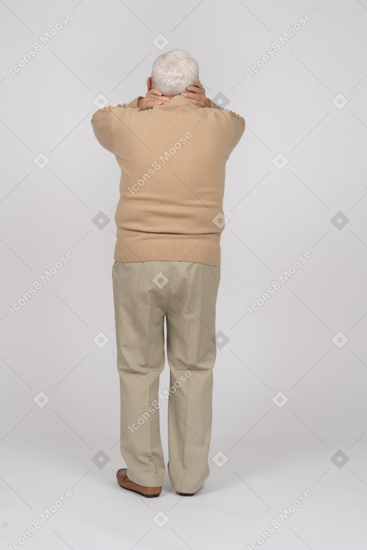 Rea vista de um velho em roupas casuais, sofrendo de dor no pescoço