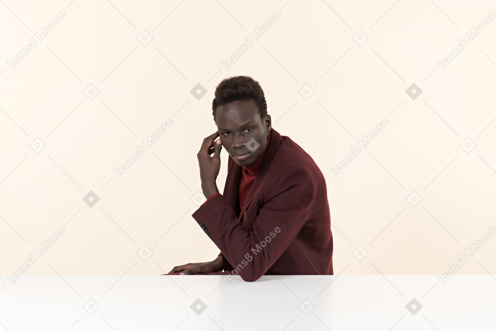 优雅的黑人男子坐在办公室的桌子