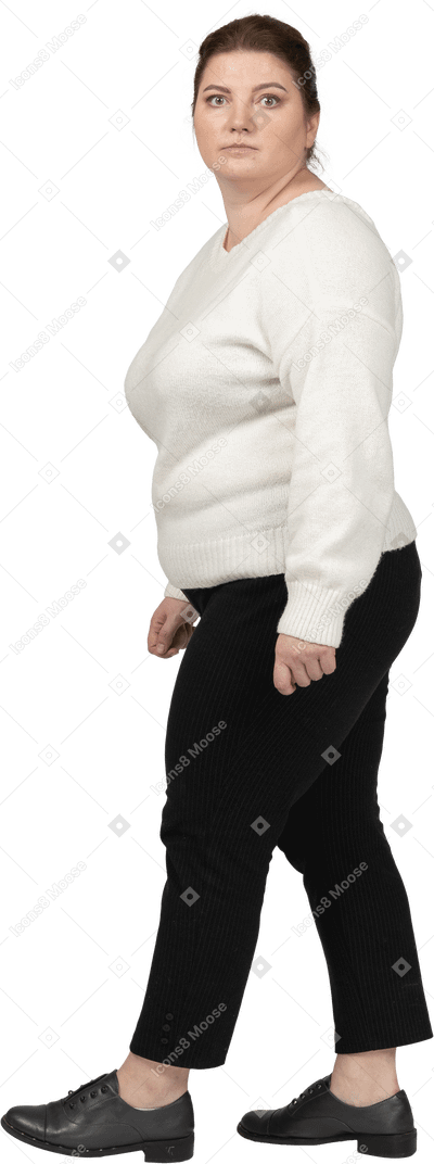 Vista lateral de uma mulher plus size com roupas casuais