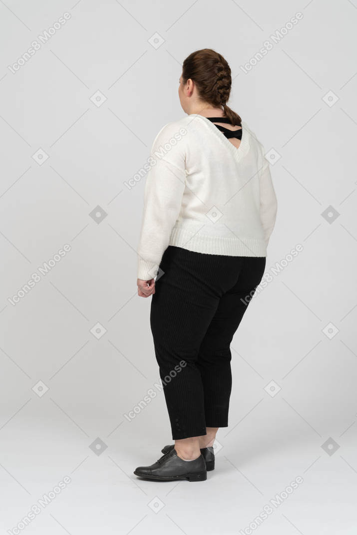 Mujer de talla grande en suéter blanco de pie