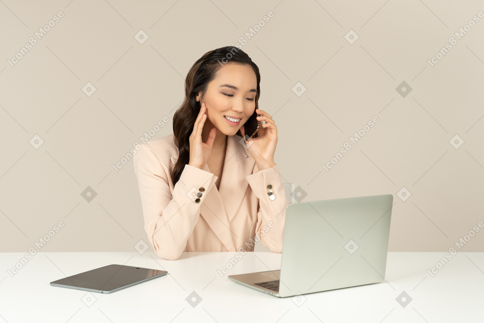 Trabalhador de escritório feminino asiático falando ao telefone