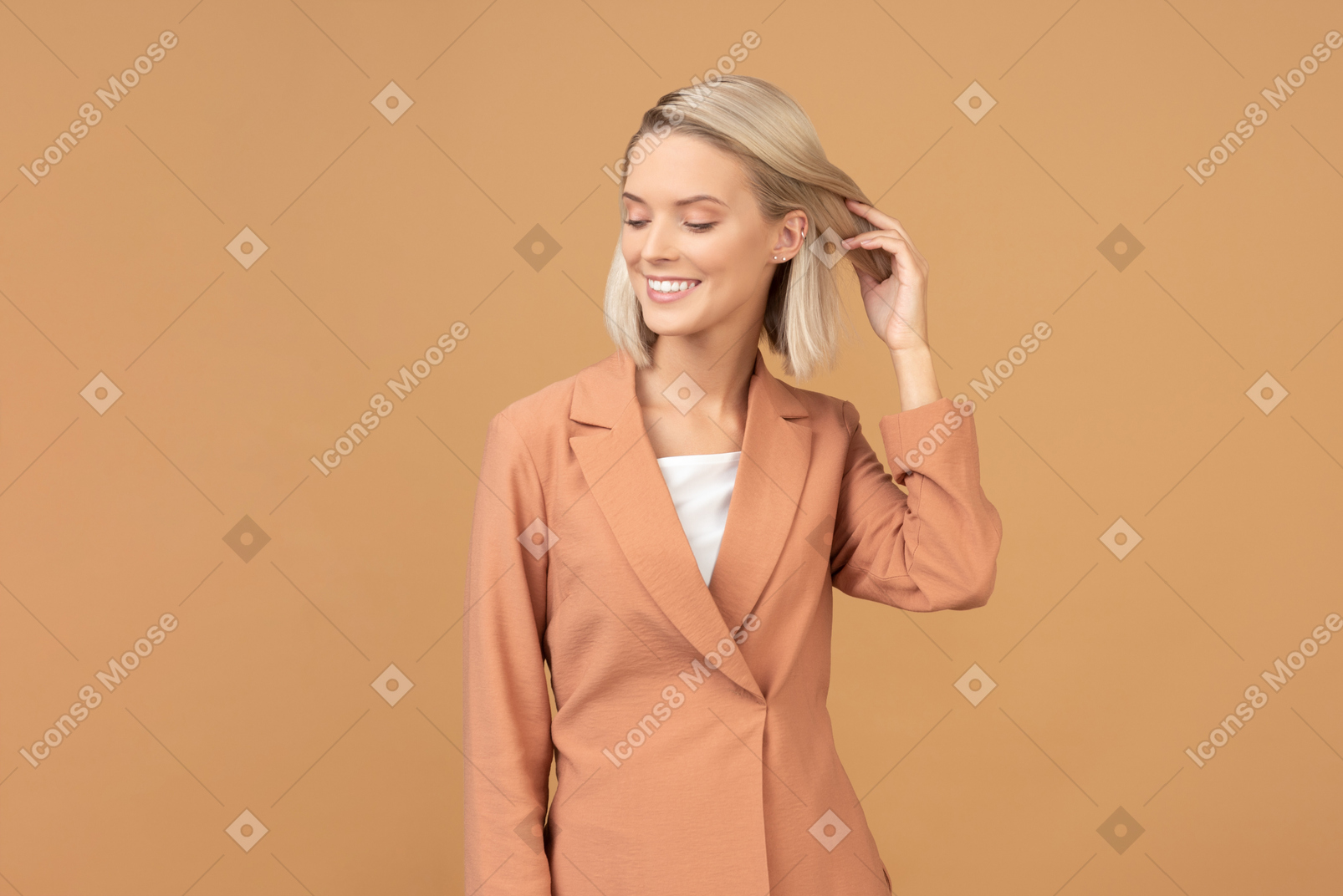 Счастливая молодая женщина в терракотовой куртке