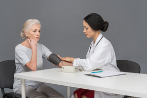 Femme médecin, mesurer, vieille femme, tension artérielle