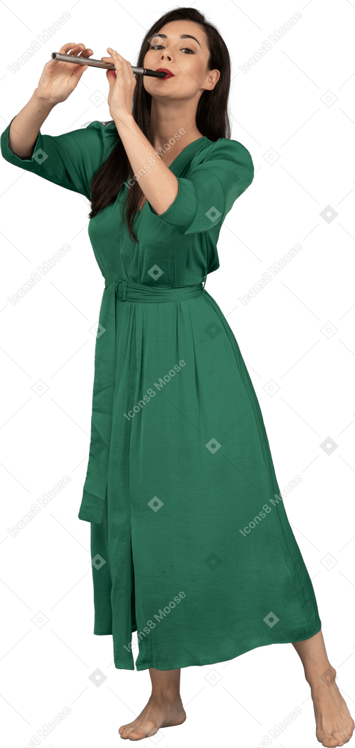 플루트 연주 녹색 드레스를 입은 젊은 아가씨의 3/4보기