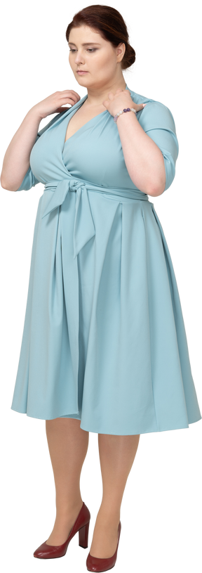 Vue de face d'une femme en robe bleue